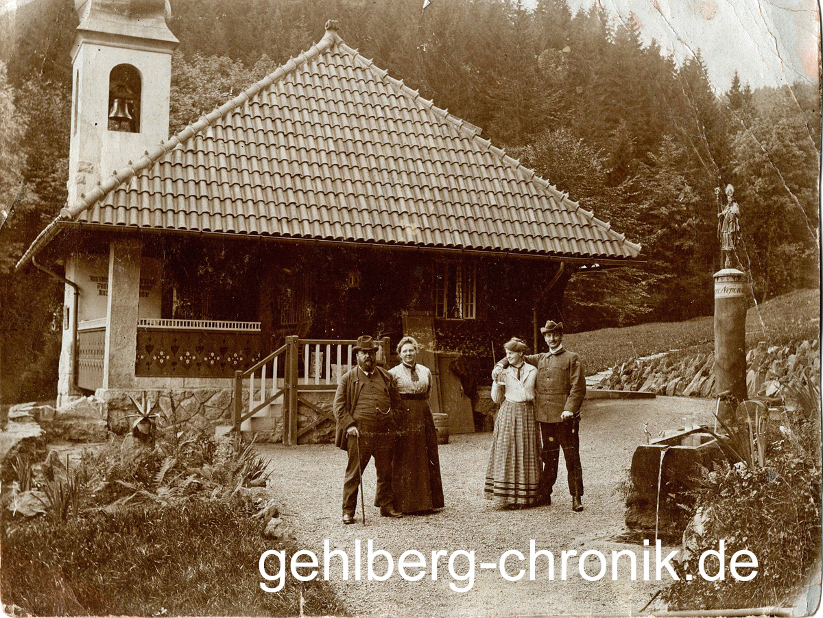 1908 004 Kehr Gruppenbild neben Haus