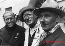 1930 003  Eitel mit oesterr Skilehrern vor Muskelkirche